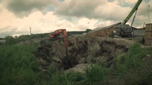 Длиннорукий экскаватор Hitachi EX 220. Длина стрелы 16м.