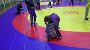 Вольная борьба. Девочки обучаются приёмам борьбы.