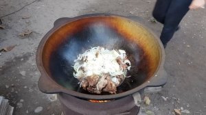 Жаренное мясо с луком и помидором