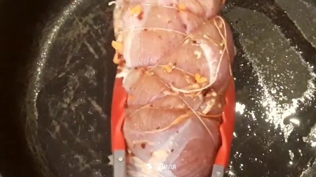 Рулет из индейки с соусом из лука в мультиварке. смотреть онлайн