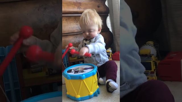 [uncut] You won’t believe how this toddler with syndactyly plays the drum ?? смотреть онлайн