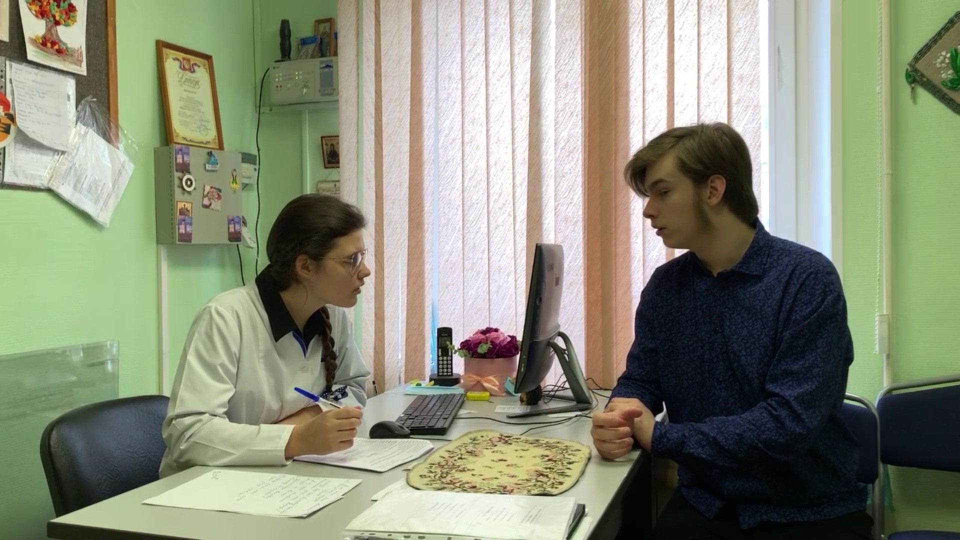 В ТИК-ТОК ИЛИ НА ЮТУБ? /анекдот /смешное видео про врачей смотреть онлайн