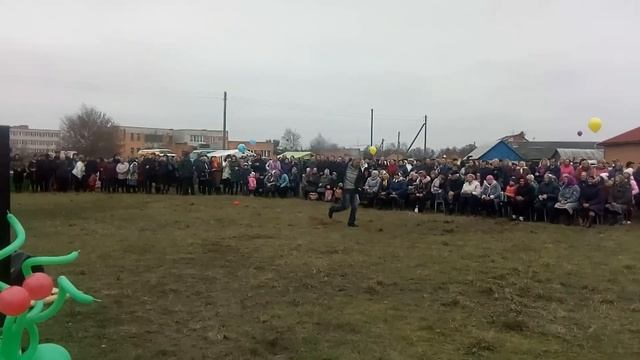 Зажигательный танец в белорусской деревне смотреть онлайн