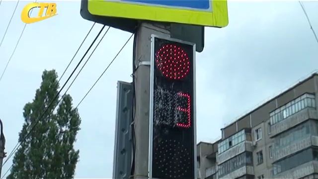 ГЛАВА ОЦЕНИЛ УСТАНОВКУ СВЕТОФОРА И ЛАМП ОСВЕЩЕНИЯ В 12 МКР