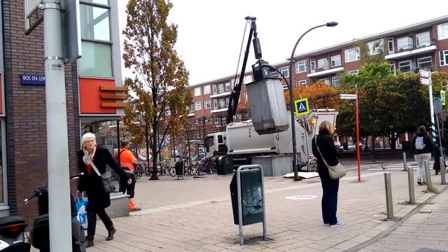 Погрузка мусорных контейнеров в Амстердаме смотреть онлайн