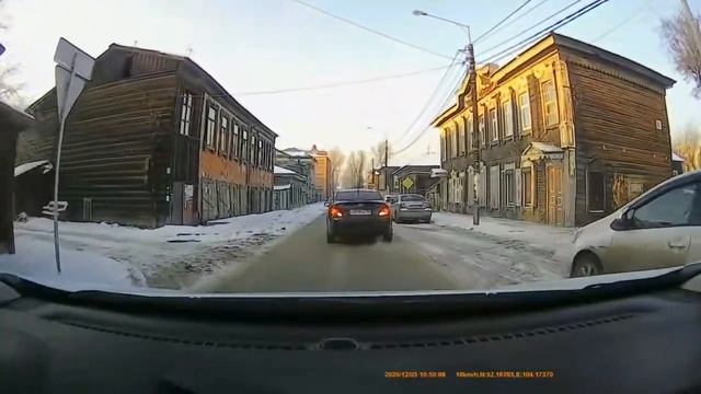 Едет задним ходом по односторонней дороге) смотреть онлайн