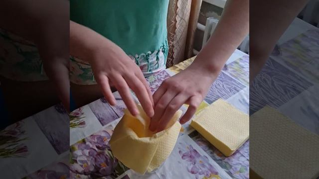 Как сделать розочку из бумажных салфеток.Понадобится только любые салфетки и 0,5 л баночка! смотреть онлайн