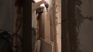 Плитку керамическую убираем со стены.