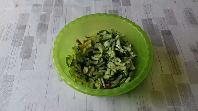 ПРОСТОЙ, БЫСТРЫЙ САЛАТ. ЭТОТ САЛАТ ГОТОВИТСЯ БУКВАЛЬНО ЗА 15 МИНУТ смотреть онлайн