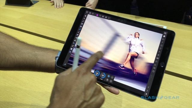 Apple iOS 11 on the new iPad Pro 10.5-inch hands-on смотреть онлайн