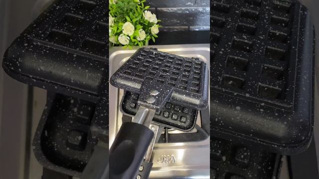 Cook Waffle on Gas Stove by using Nonstick Waffle Maker made by @foodophile23 @PAPAYAKITCHENWARE смотреть онлайн