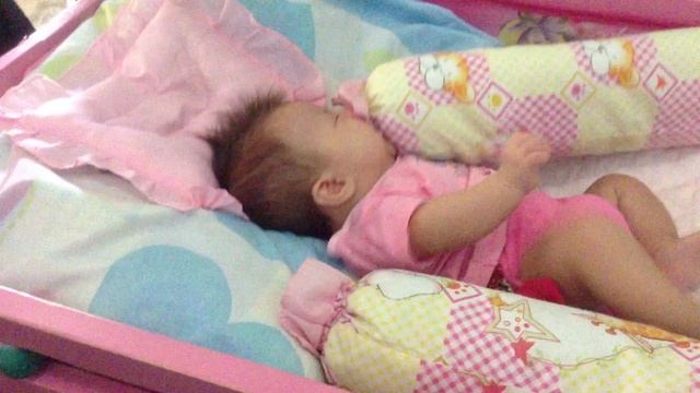 Hungry Baby - Baby Elza (2 months old) смотреть онлайн