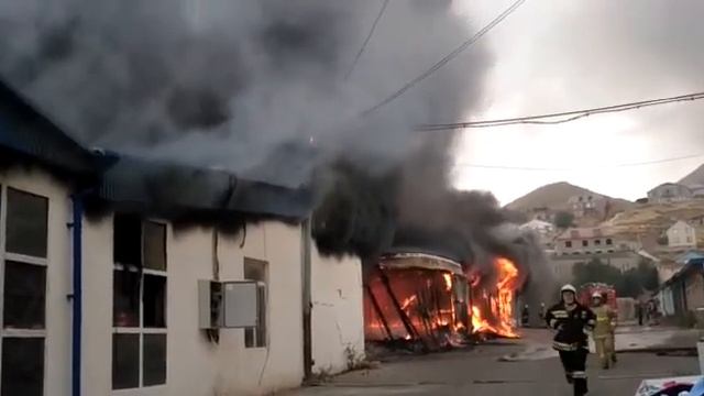 В районе Южной автостанции Махачкалы горят торговые павильоны смотреть онлайн