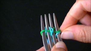 Браслет из резинок с помощью вилки. Как сделать.