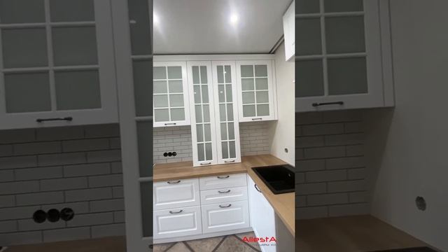 Решение для кухни 9 квадратных метров. Спрятали колонку газовую и трубы . Фрезерованный мдф смотреть онлайн