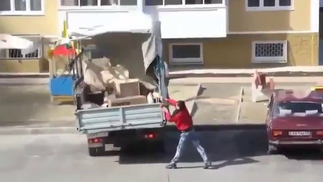 Оптимизм, держат Газель во время урагана в Новороссийске 28.09.17 смотреть онлайн