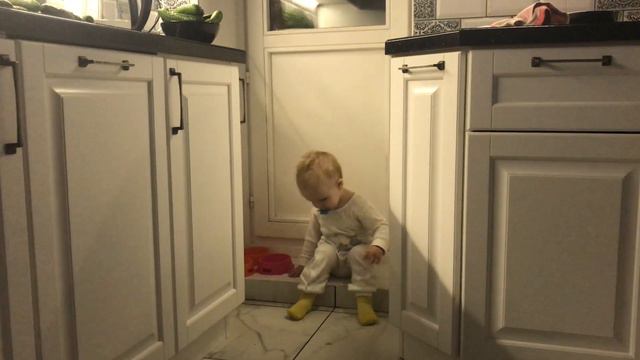 Малыш Саша сонный хочет играть смотреть онлайн