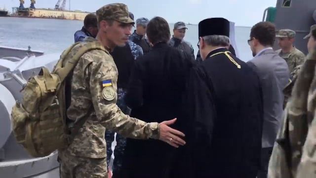 Без трапа. Глава украинской поместной церкви поднялся на военный катер смотреть онлайн