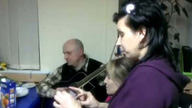 Ира поет Окуджаву под аккомпанемент Валерия Коропа смотреть онлайн