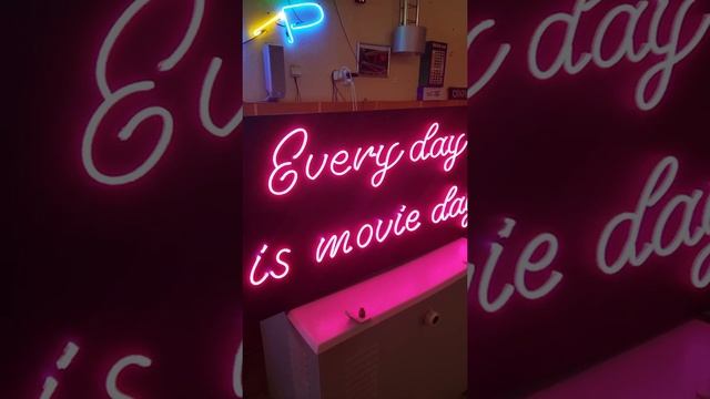 Неоновые вывески. Розовый LED неон. Вывеска из гибкого неона #shorts смотреть онлайн