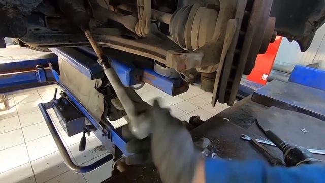 Замена рулевых наконечников на автомобиле Opel Astra смотреть онлайн