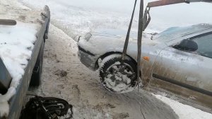 Работает эвакуатор-манипулятор. Вытаскиваем машину из ямы перед новым годом. 8 937 536 30 36