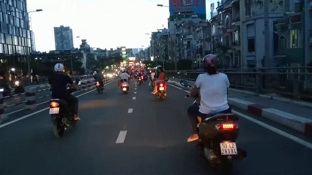 Вот такое движение во Вьетнаме Хошимин дистрикт 1 смотреть онлайн