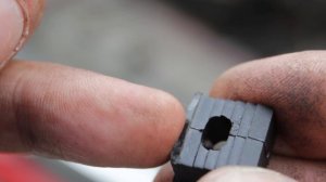 Opel Corsa: установка дефлектора капота