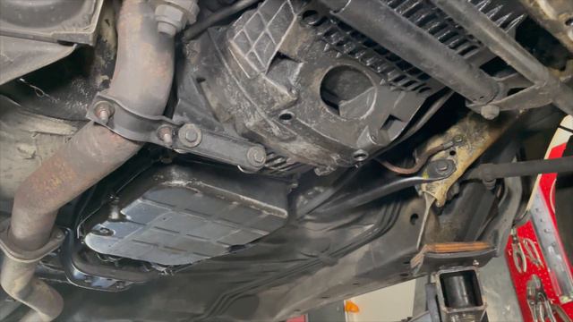 Mercedes W123 300TD Underside Tour of a Rust Free Wagon - Rare Footage смотреть онлайн