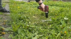 Простой лайфхак как можно из шуруповёрта сделать электрокосилку