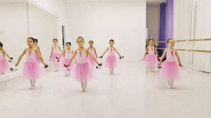 П. Чайковский. Вальс цветов. Исполняют девочки 5-6 лет