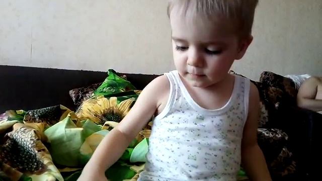 Малыш пробует киндер смотреть онлайн