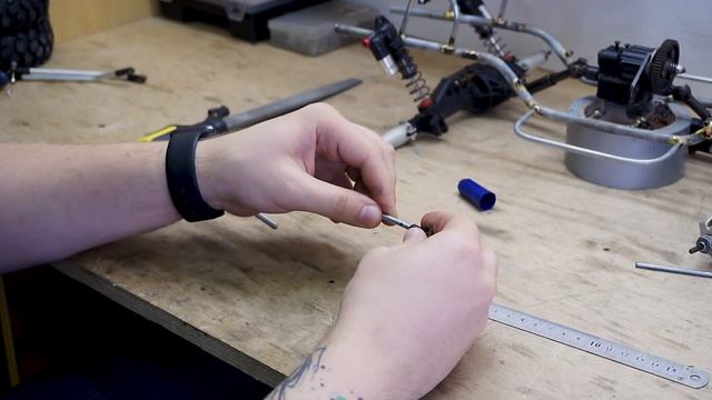Как сделать тяги для РУ модели? | How to make a RC suspension link? | Eng sub. смотреть онлайн