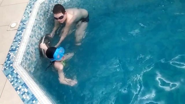 Света делает кувырок на воде смотреть онлайн