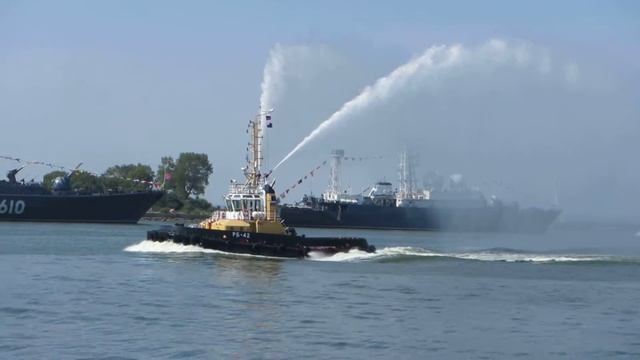 военно-морской парад в Балтийске, 27.07.2014, пожарные катера смотреть онлайн