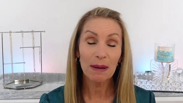 Wow! New Concealer Trick for Mature Under Eyes смотреть онлайн
