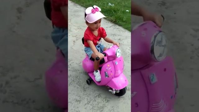 ANAK CANTIK NAIK VESPA MINI PINK смотреть онлайн