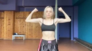 Фасолька показала бубсы и бицепс