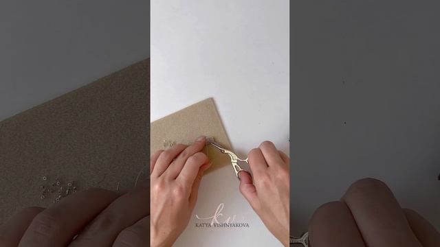 Как поменять нить при плетении? Показываю ✨ #бисер #бисероплетение #лайфхаки #кольцоизбисера #нитки смотреть онлайн