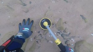 Поиск сокровищ под водой с металлоискателем! Я нашел мобильный телефон.