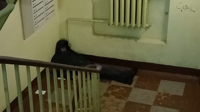 бомж спит в подъезде смотреть онлайн