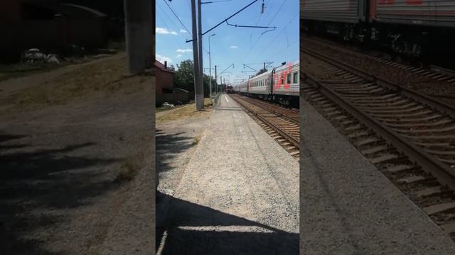 Электровоз ЭП1М 526 с поездом Ейск-Москва встретился с электровозом ЭП1М 717 Ижевск-Адлер. смотреть онлайн