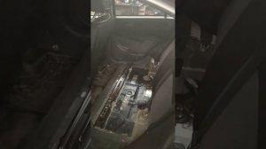 Снять заднее сиденье Сузуки SX4 седан.