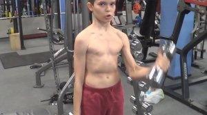 Школьник в качалке!Тренировка с железом дети.