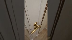 Дверь обратного открывания по своей технологии.