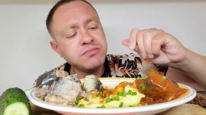 МУКБАНГ. ОБЖОР. БИТВА СКУМБРИЙ. В ТОМАТЕ И МАСЛЕ.