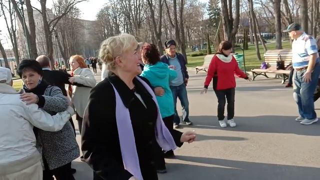 А я ревную тебя!!!Танцы в саду Шевченко,Харьков. смотреть онлайн