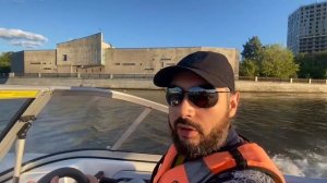 На моторной лодке по Москва реке