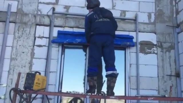 Защитный экран из толстого пластикового тента тарпаулин при газосварочных работах ЖК Камал 1 28 0 смотреть онлайн