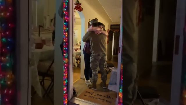 Soldier surprises his mother for Christmas after 18 months смотреть онлайн